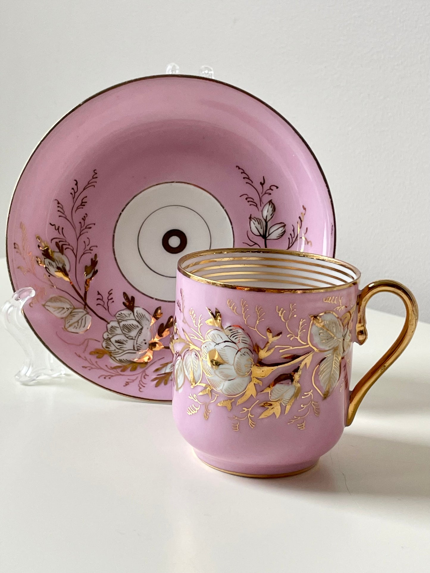 Pink Kuznetson’s porcelain duo with gilding