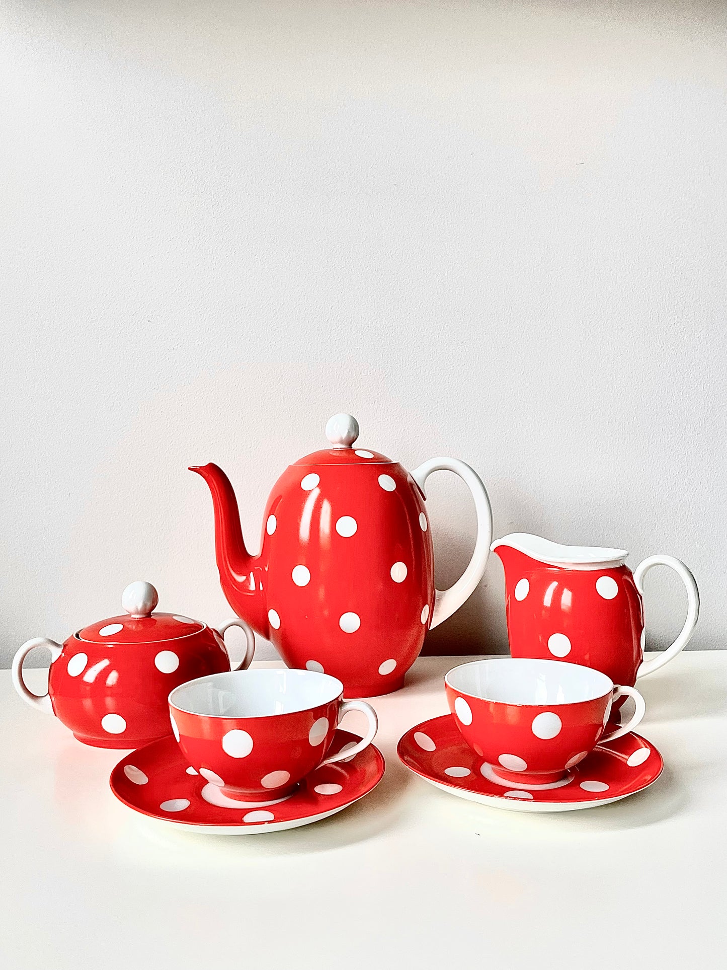Iconic Langebraun polka dot porcelain set