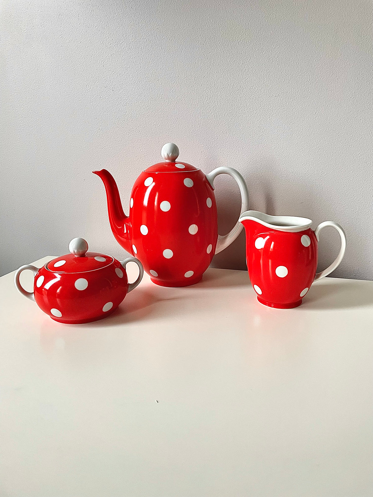 Langebraun polka dot porcelain set
