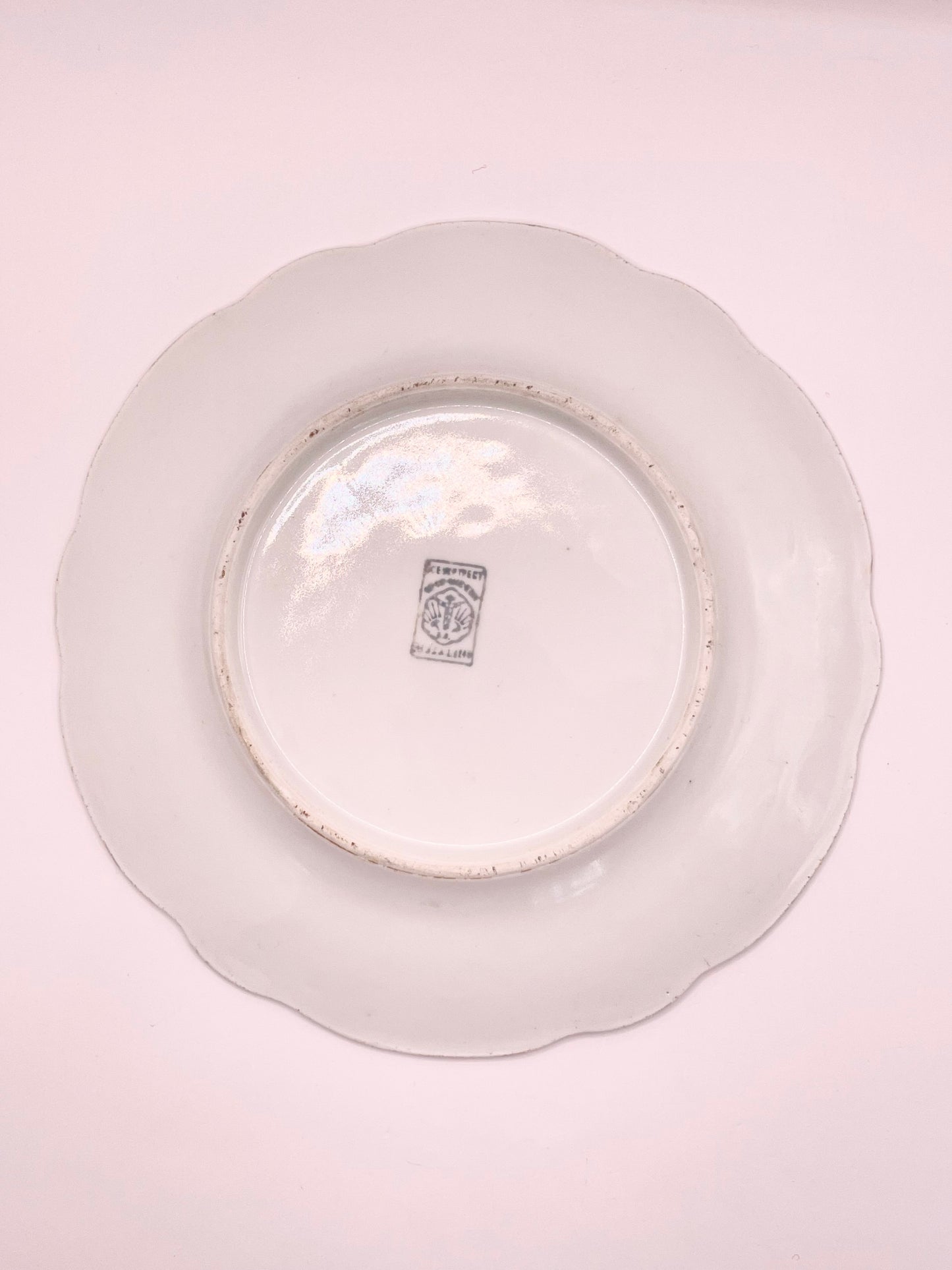 Post-revolution era platter with Vseukrtrest porcelain mark (ex-Kuznetsov’s mark)
