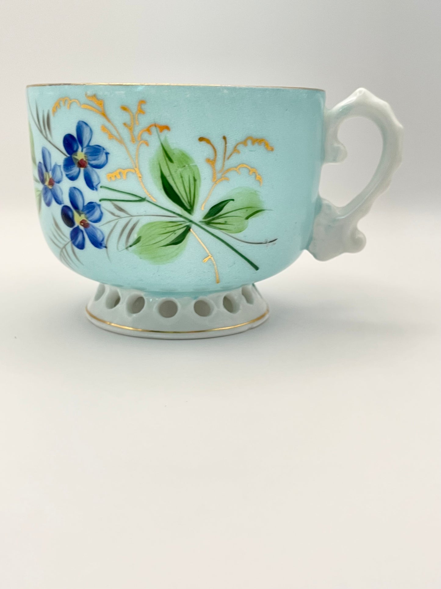 Hand-painted lace-footed porcelain tea cup produced by Kuznetsov