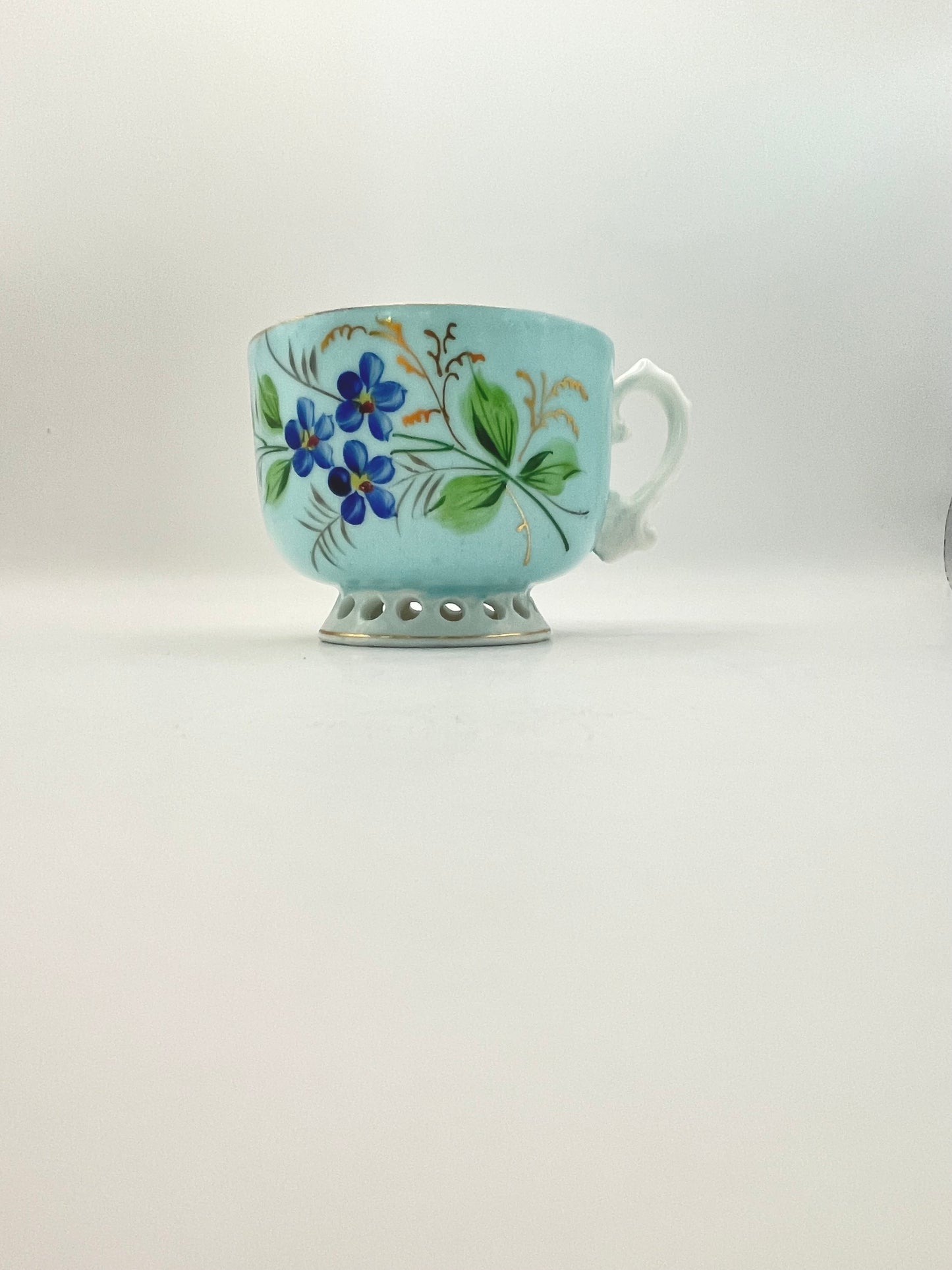 Hand-painted lace-footed porcelain tea cup produced by Kuznetsov