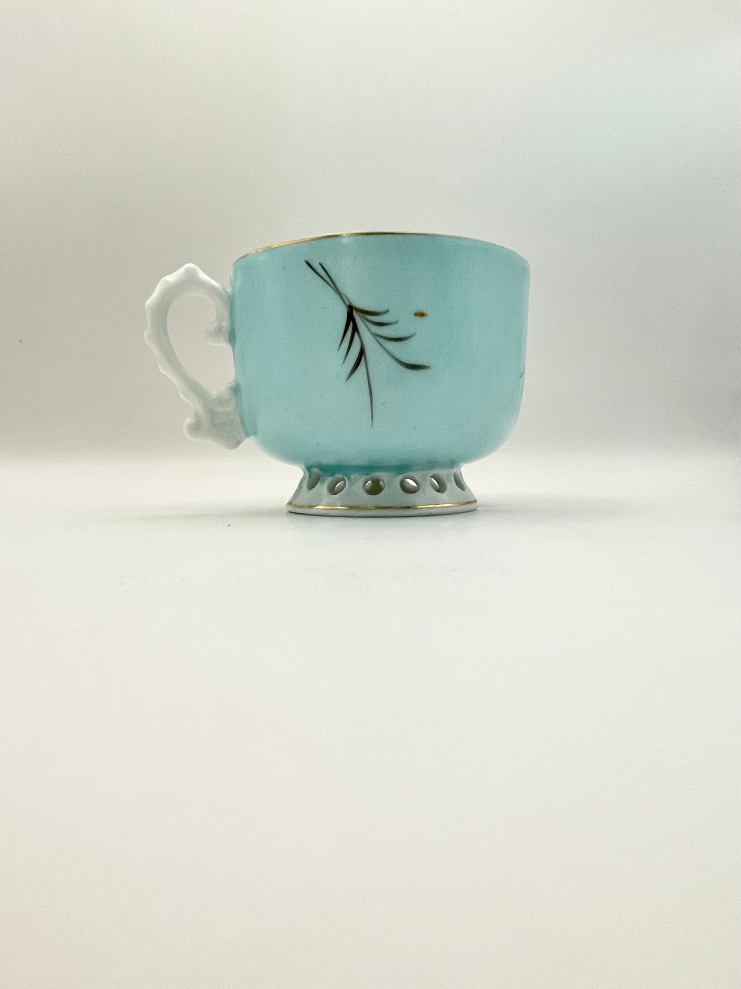 Hand-painted lace-footed porcelain tea cup produced by Kuznetsov