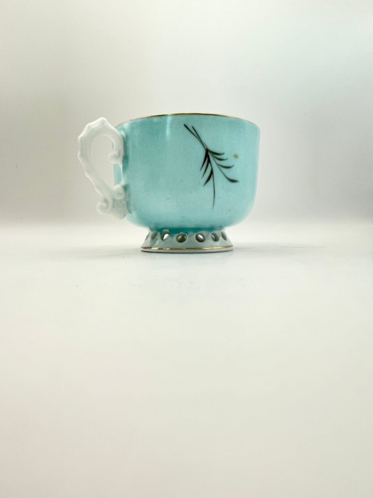 Hand-painted lace-footed porcelain tea cup produced by Kuznetsov