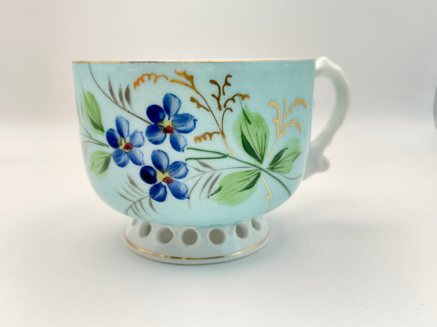 Hand-painted lace-footed porcelain tea cup produced by Kuznetsov