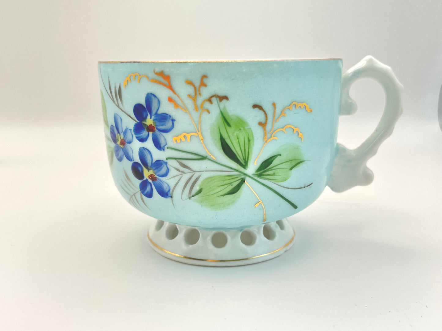 Hand-painted lace-footed porcelain tea cup produced by Kuznetsov