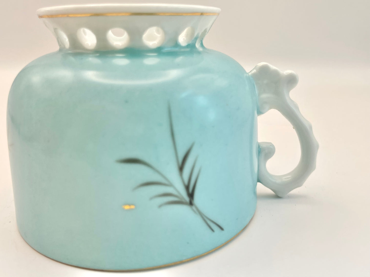 Hand-painted lace-footed porcelain tea cup produced by Kuznetsov