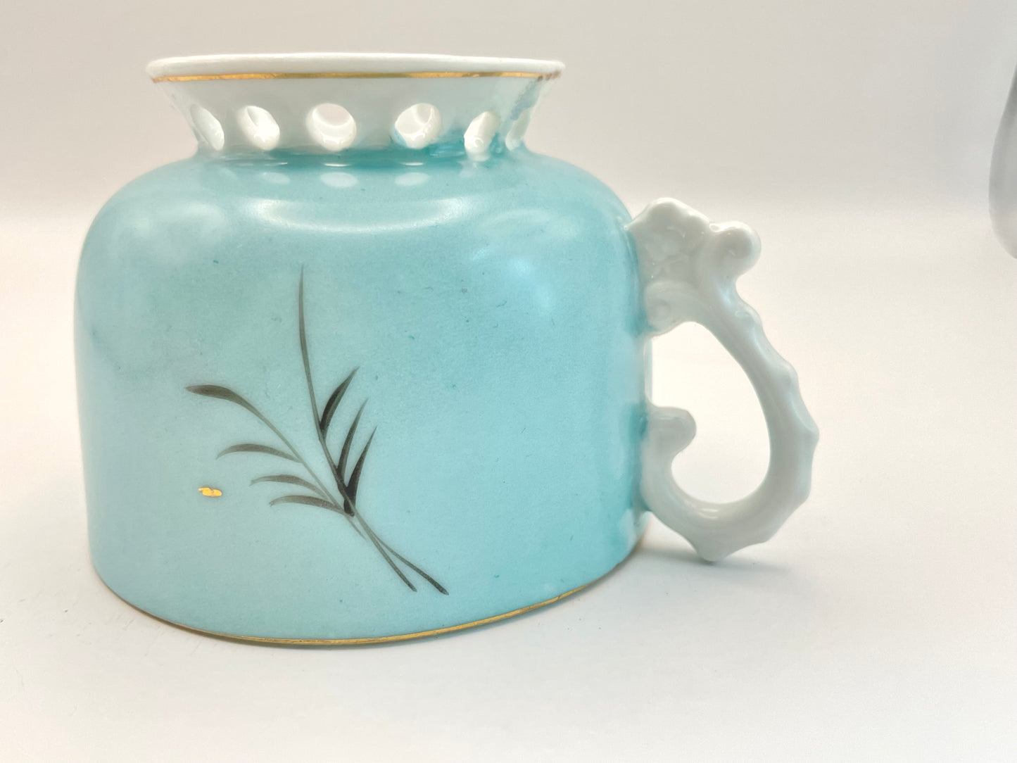 Hand-painted lace-footed porcelain tea cup produced by Kuznetsov