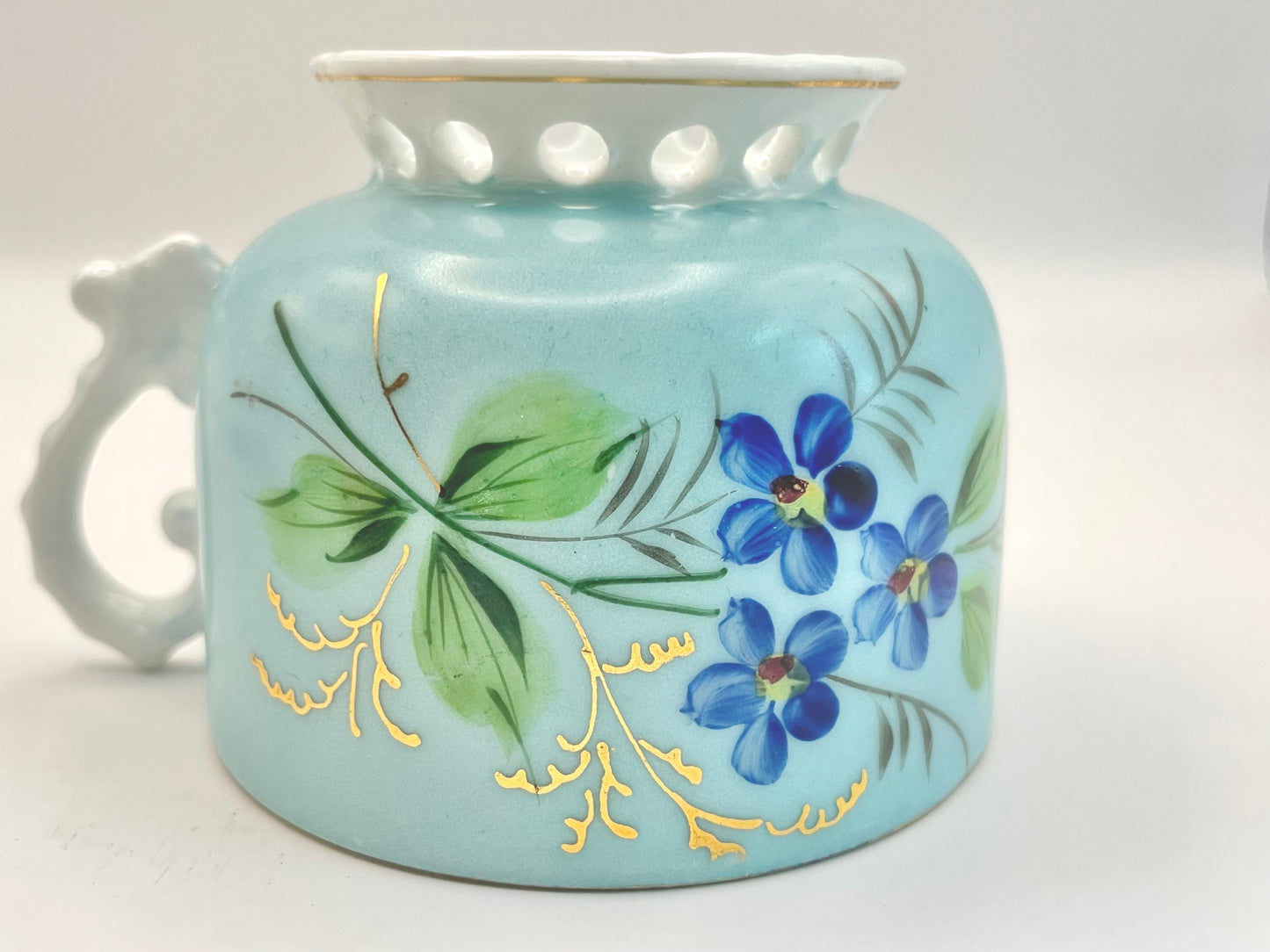 Hand-painted lace-footed porcelain tea cup produced by Kuznetsov