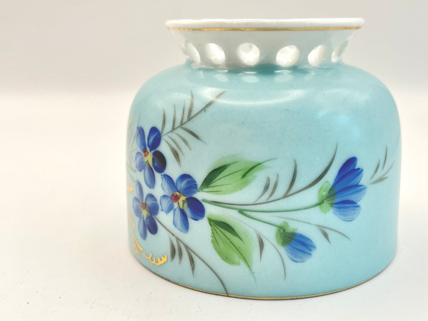 Hand-painted lace-footed porcelain tea cup produced by Kuznetsov