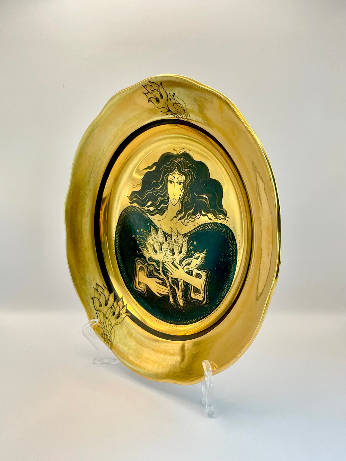 Museum-grade richly gilded one-off porcelain plate from 1970s, hand-painted by Anu Ivask