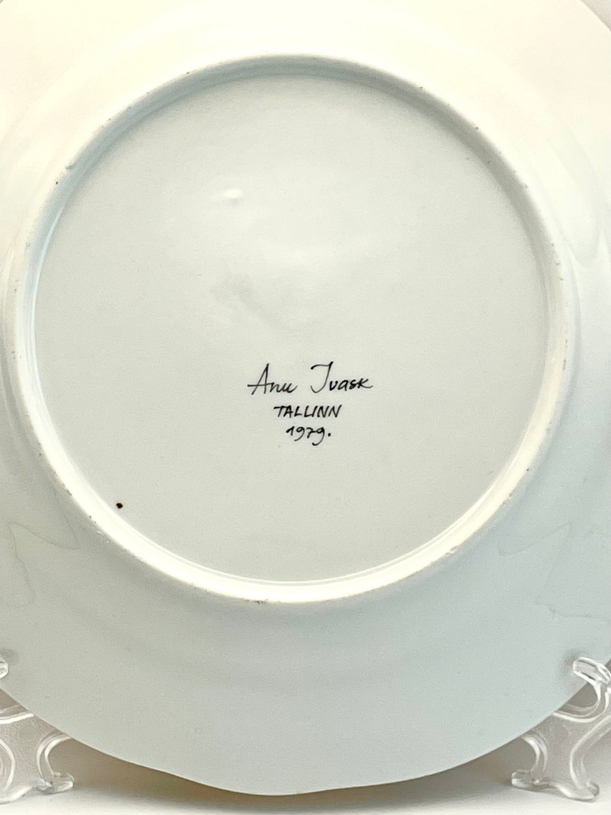 Museum-grade richly gilded one-off porcelain plate from 1970s, hand-painted by Anu Ivask
