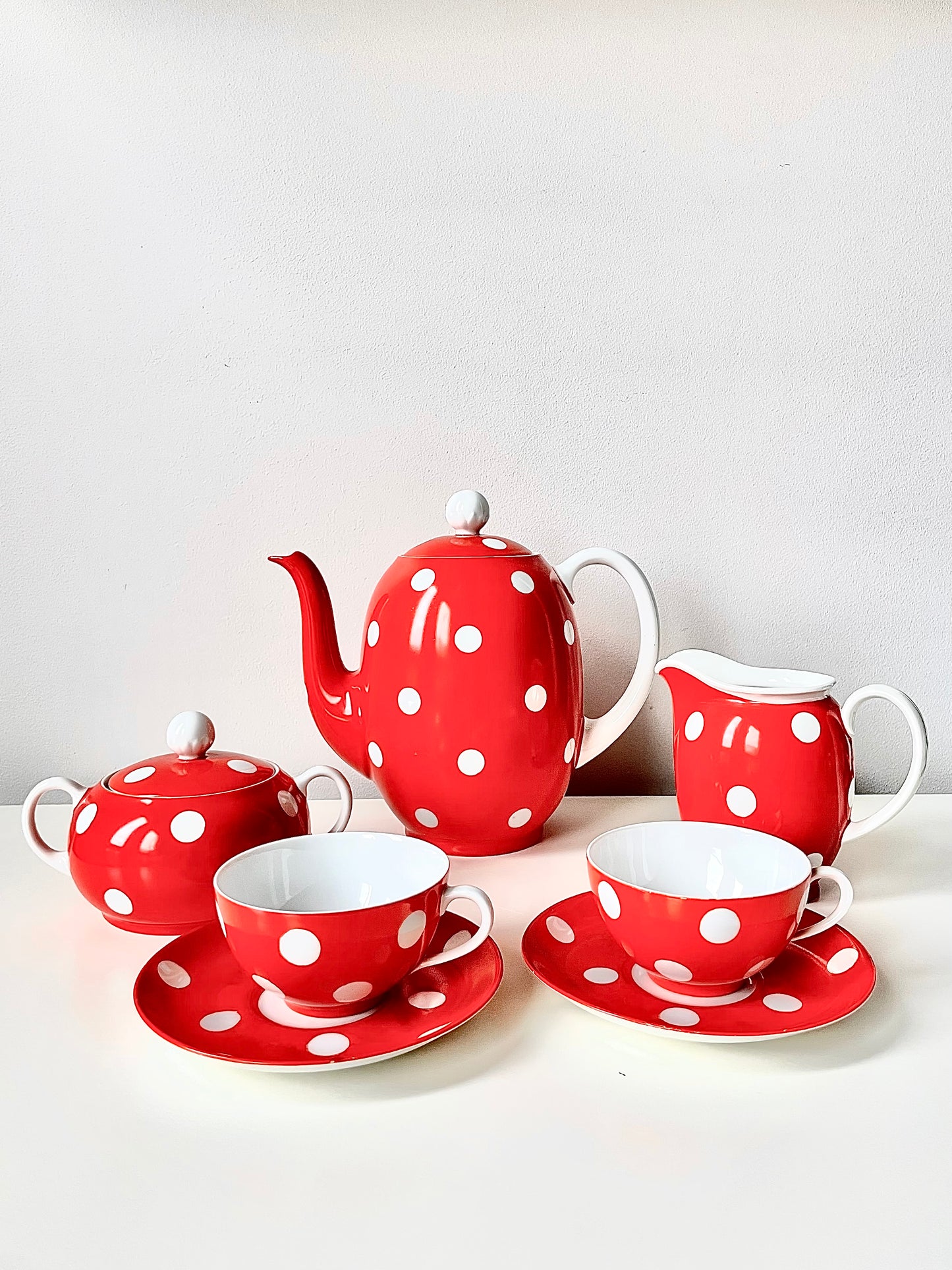 Iconic Langebraun polka dot porcelain set