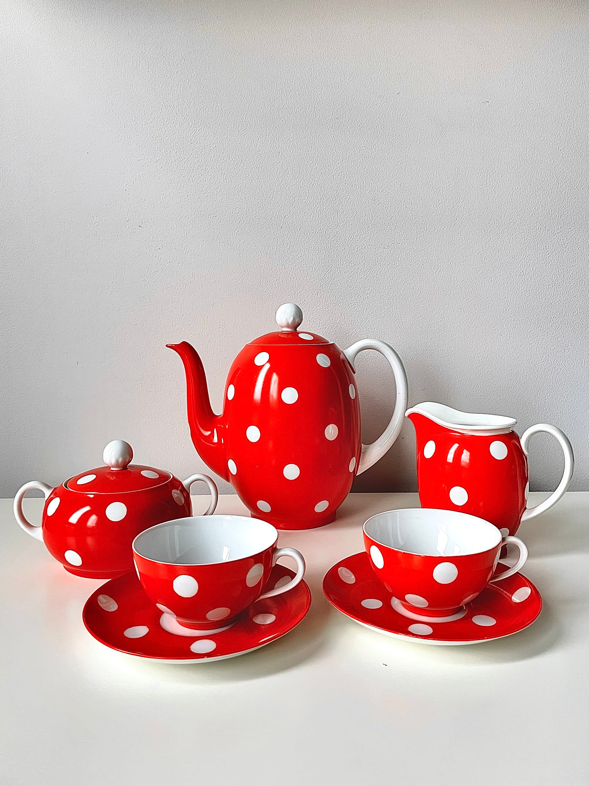 Langebraun polka dot porcelain set