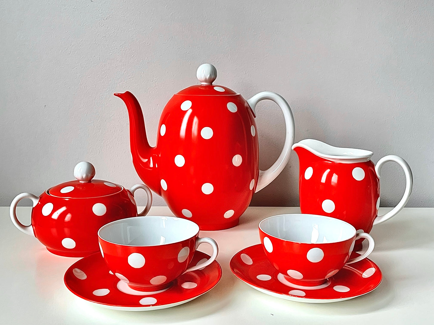 Langebraun polka dot porcelain set