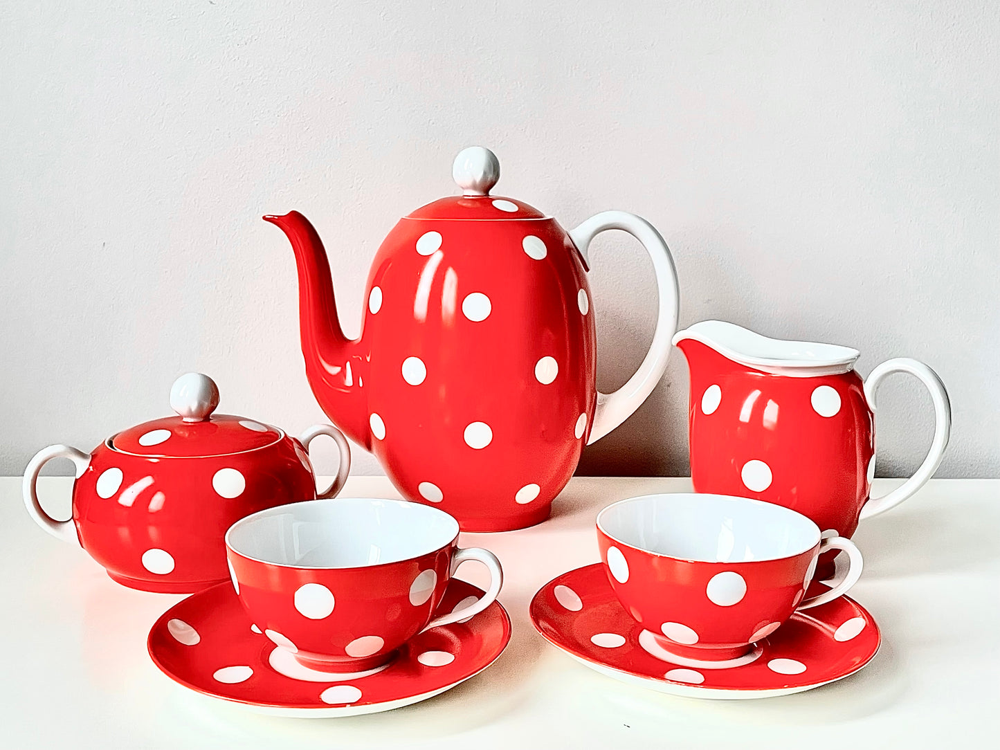 Iconic Langebraun polka dot porcelain set