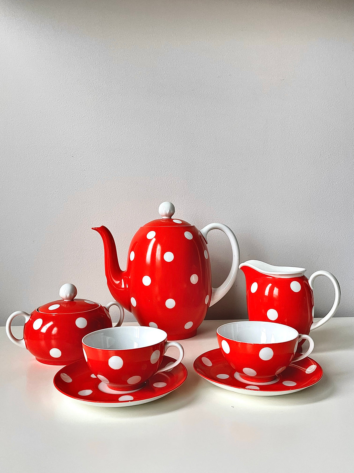 Langebraun polka dot porcelain set