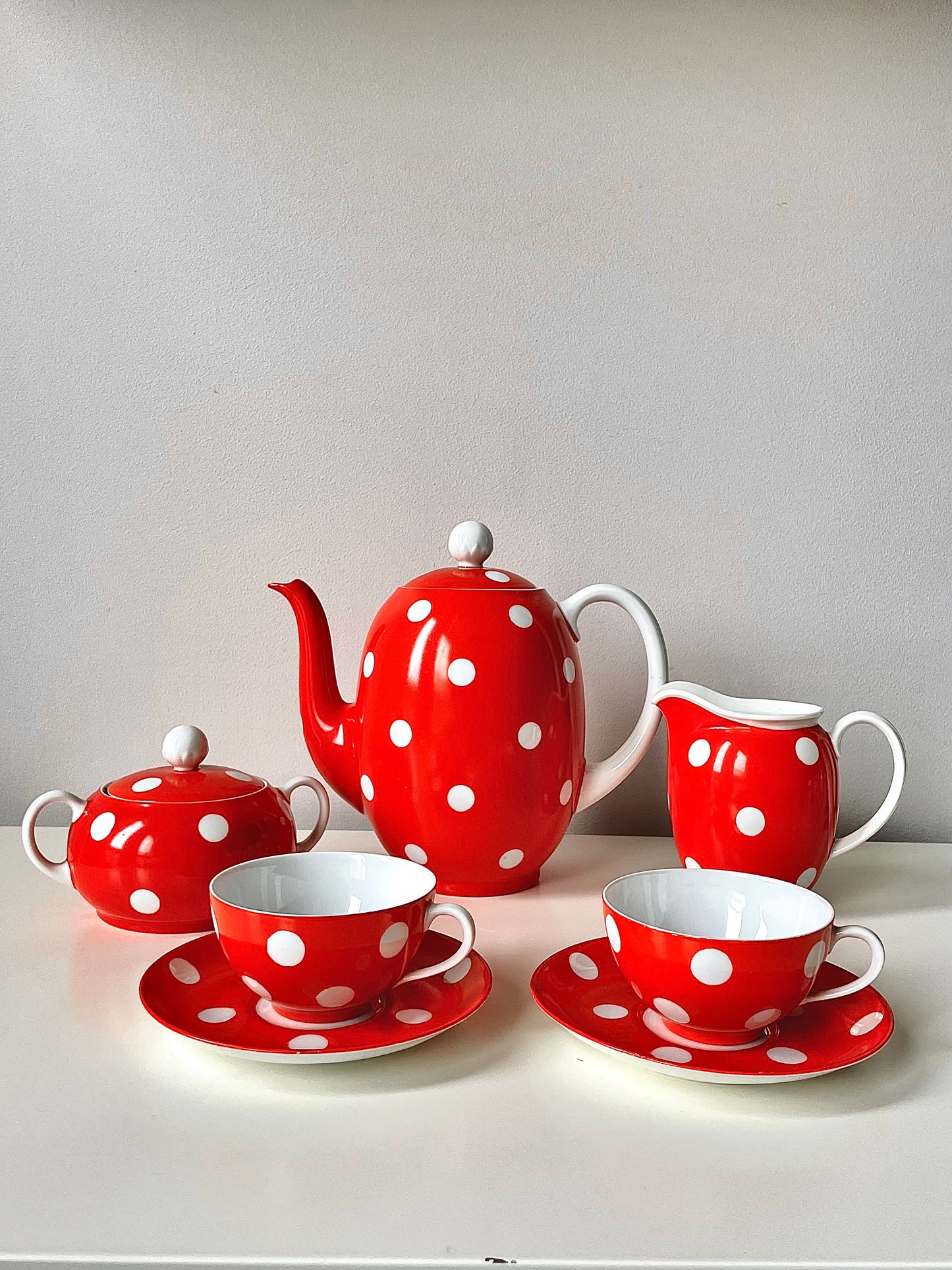 Langebraun polka dot porcelain set