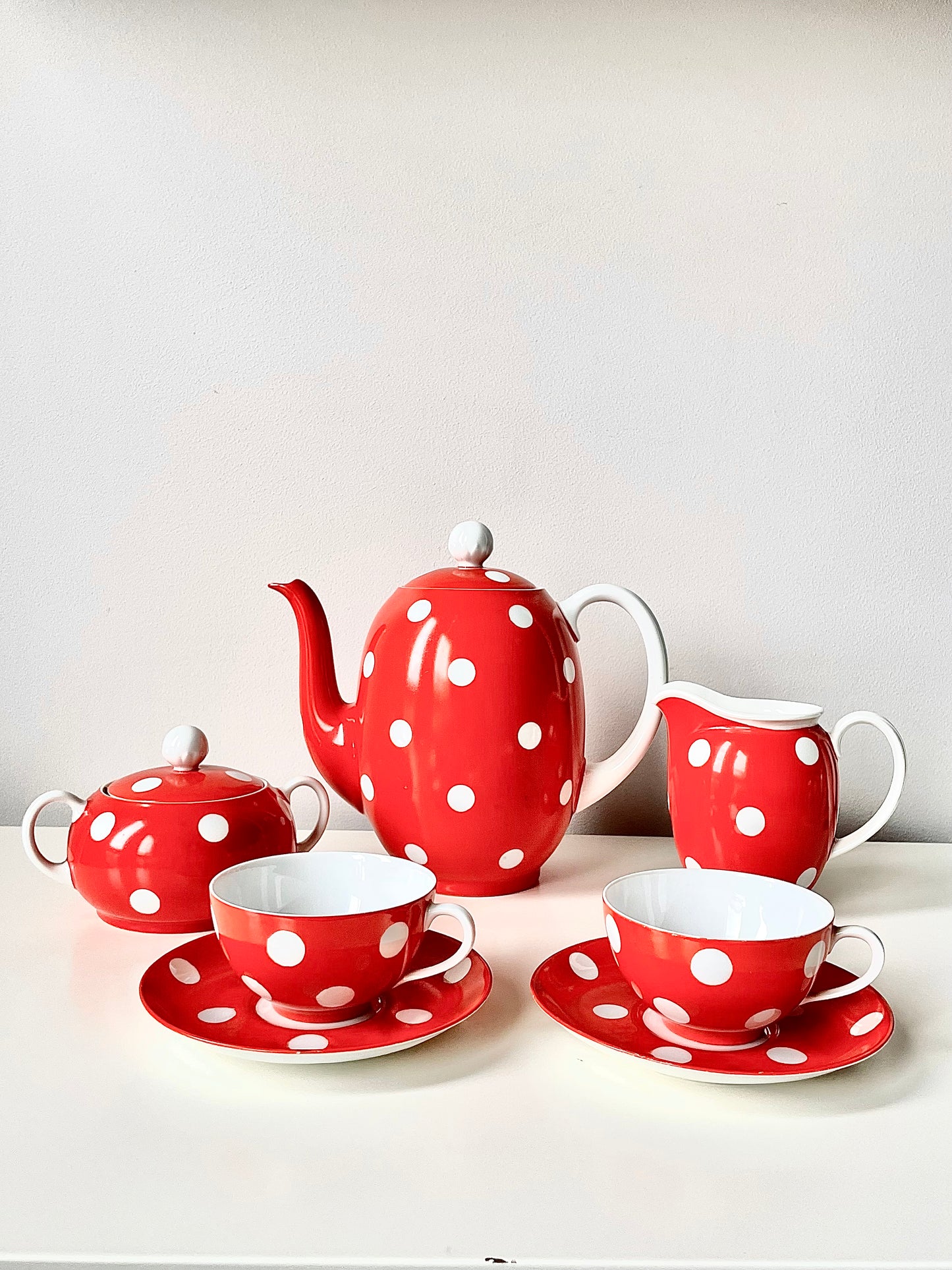 Iconic Langebraun polka dot porcelain set