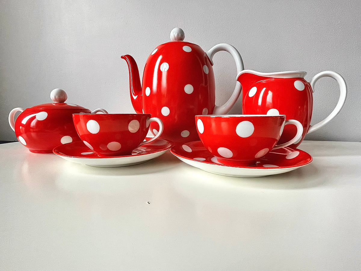 Langebraun polka dot porcelain set
