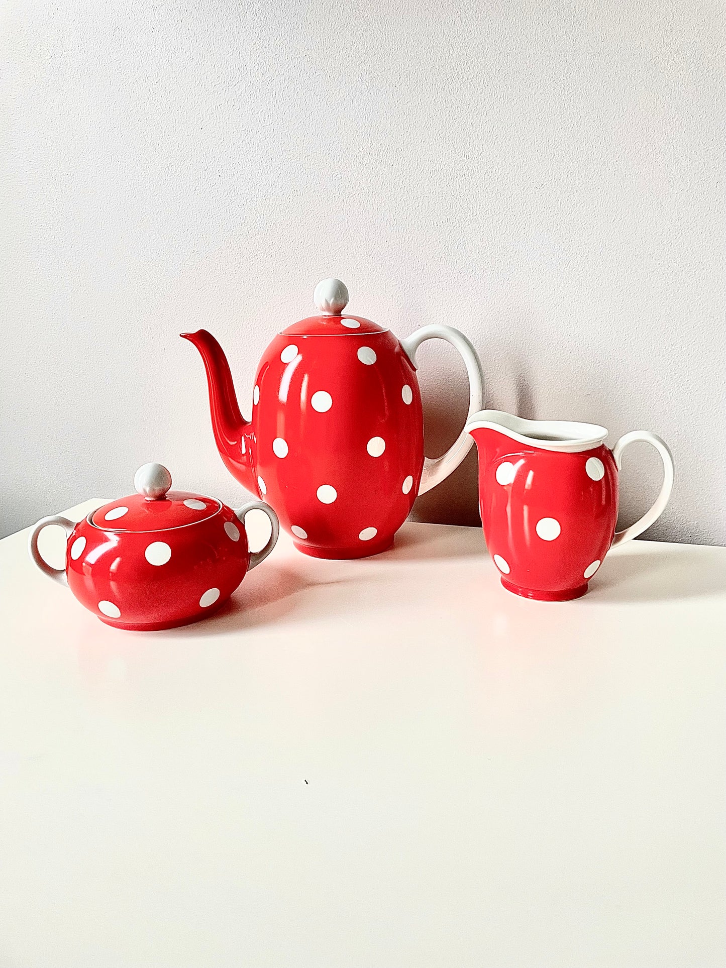 Iconic Langebraun polka dot porcelain set