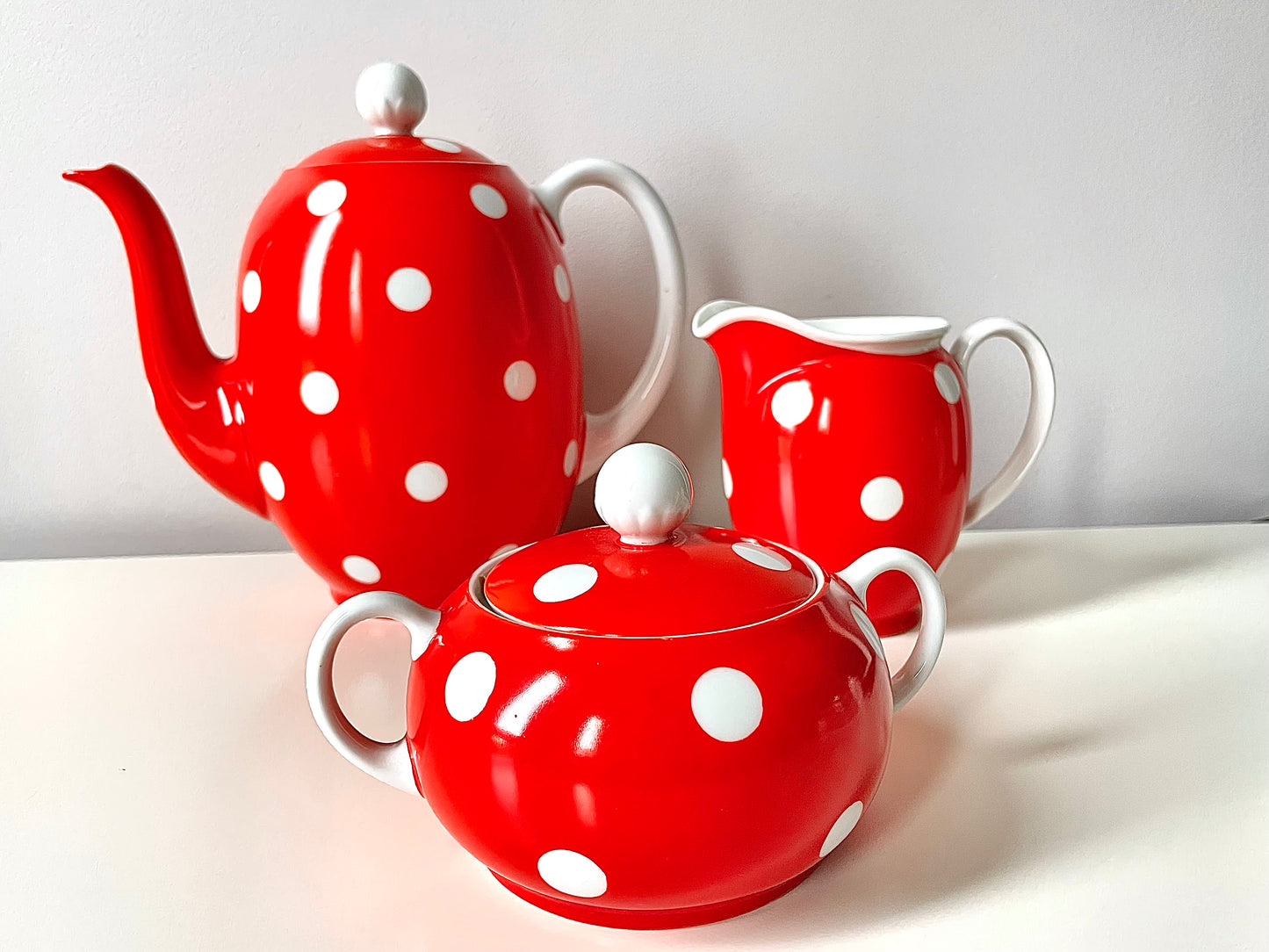 Langebraun polka dot porcelain set