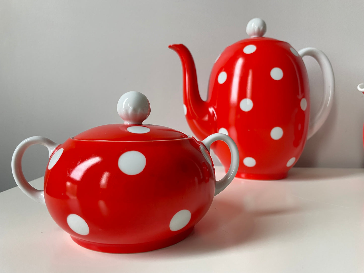 Iconic Langebraun polka dot porcelain set