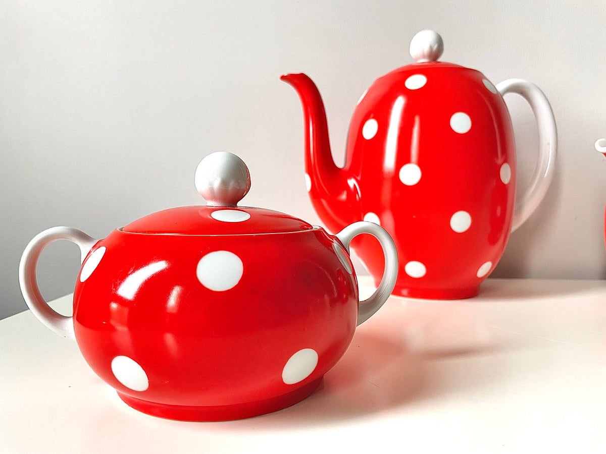 Langebraun polka dot porcelain set