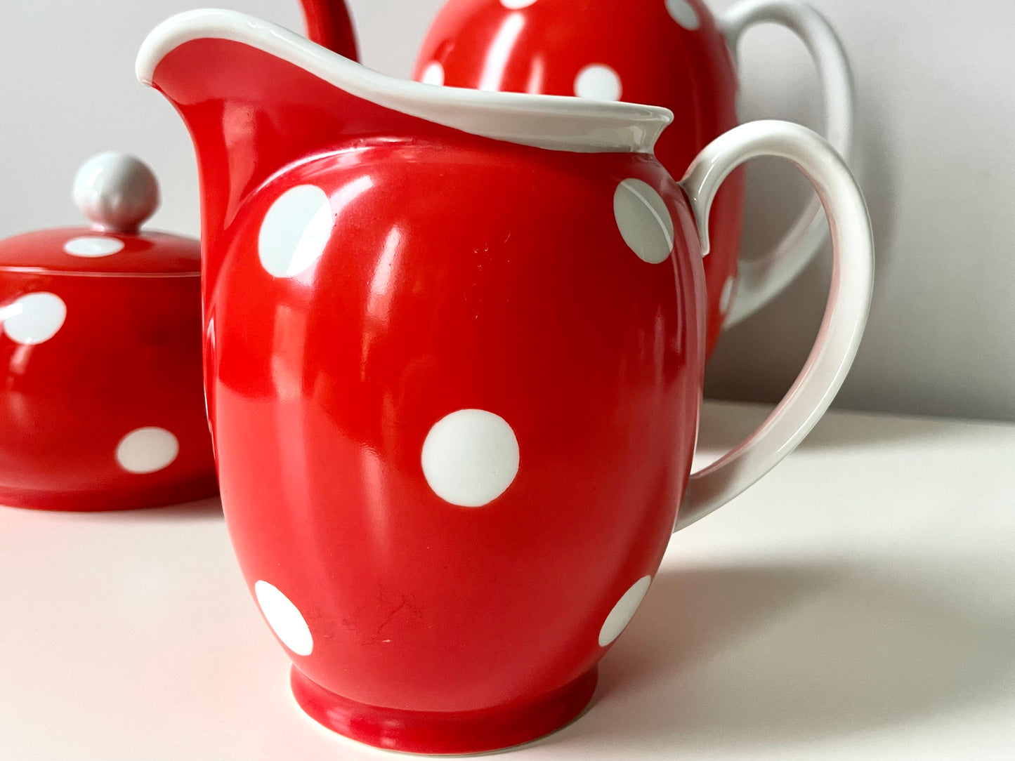 Iconic Langebraun polka dot porcelain set
