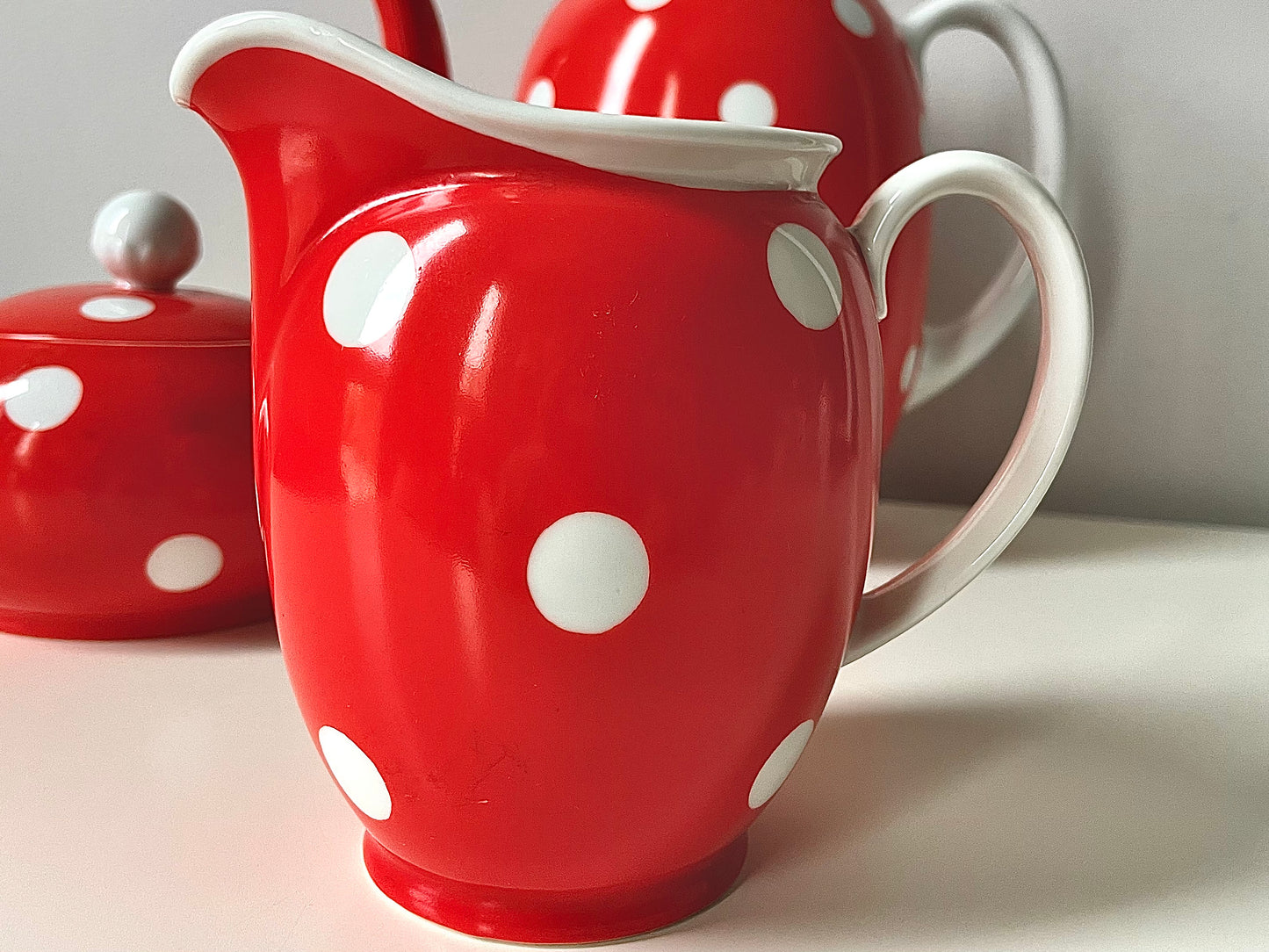 Langebraun polka dot porcelain set
