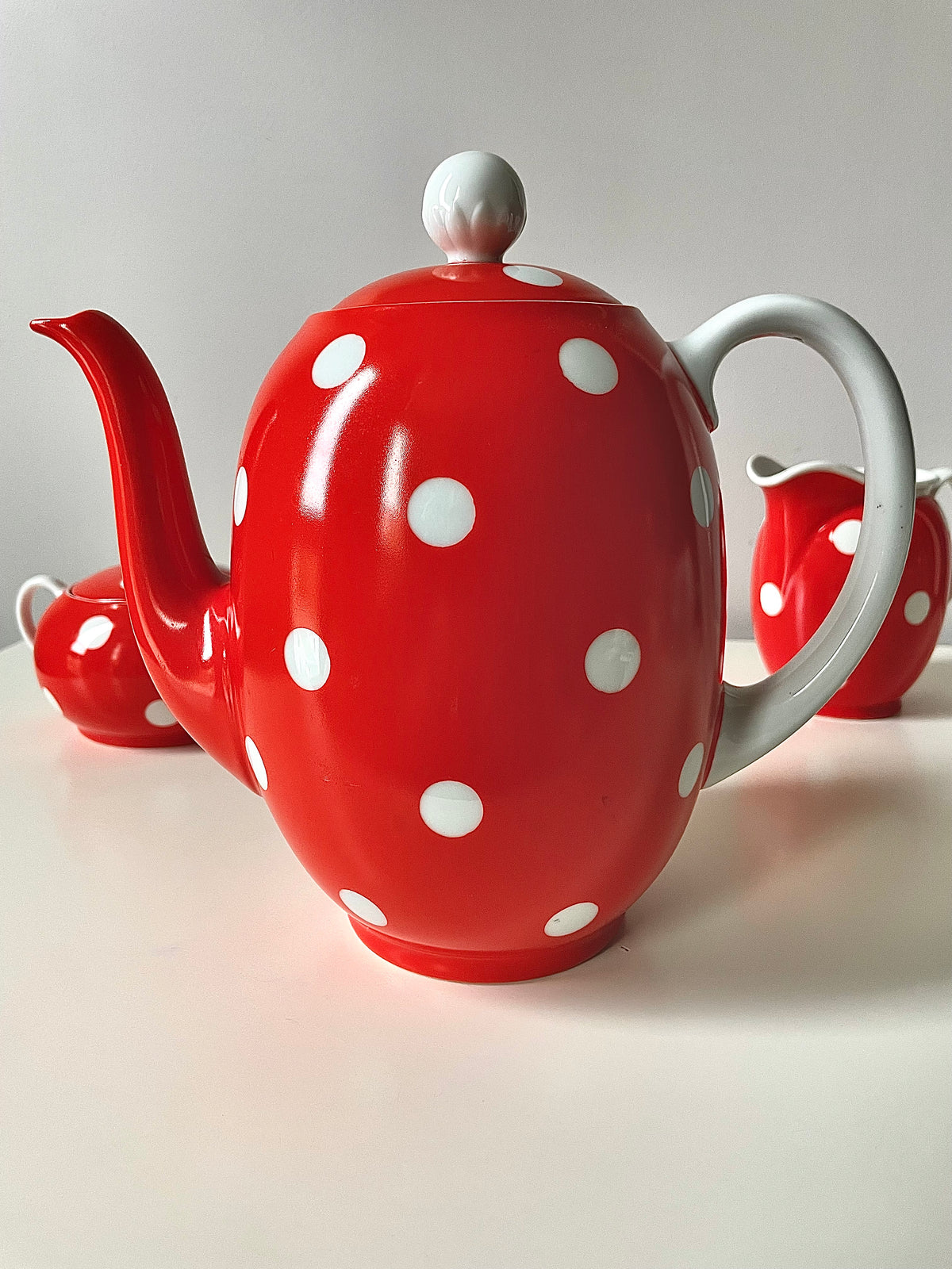 Langebraun polka dot porcelain set