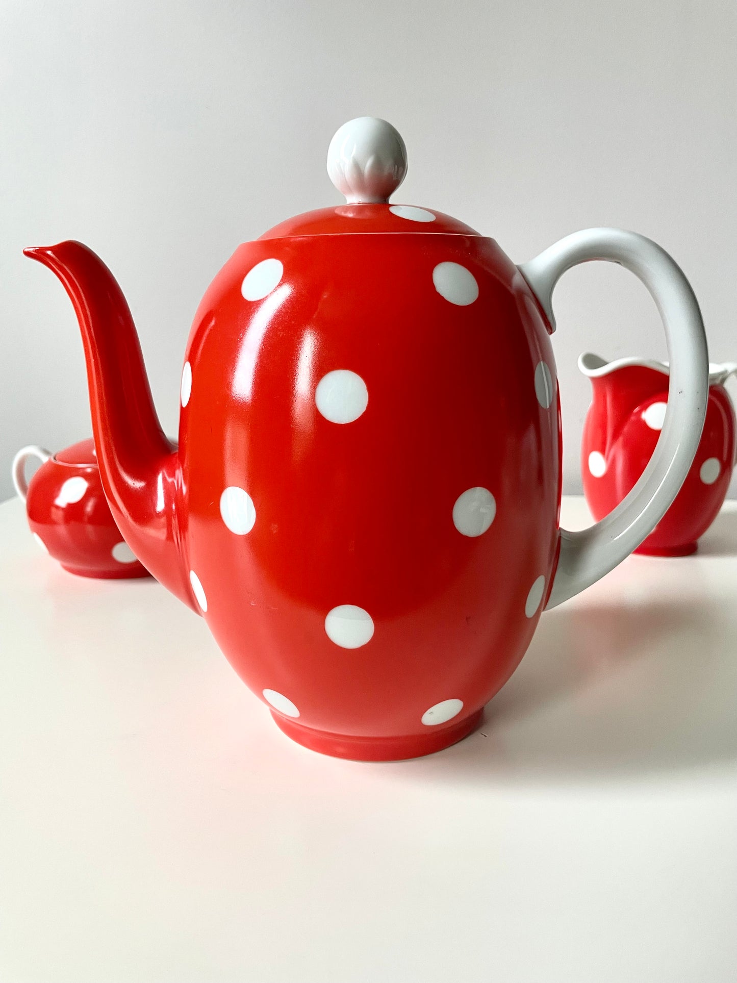 Iconic Langebraun polka dot porcelain set