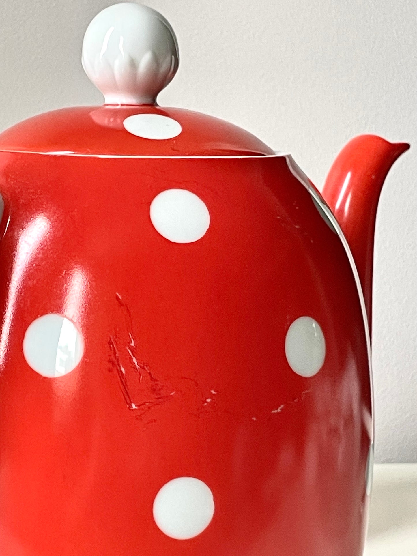 Iconic Langebraun polka dot porcelain set