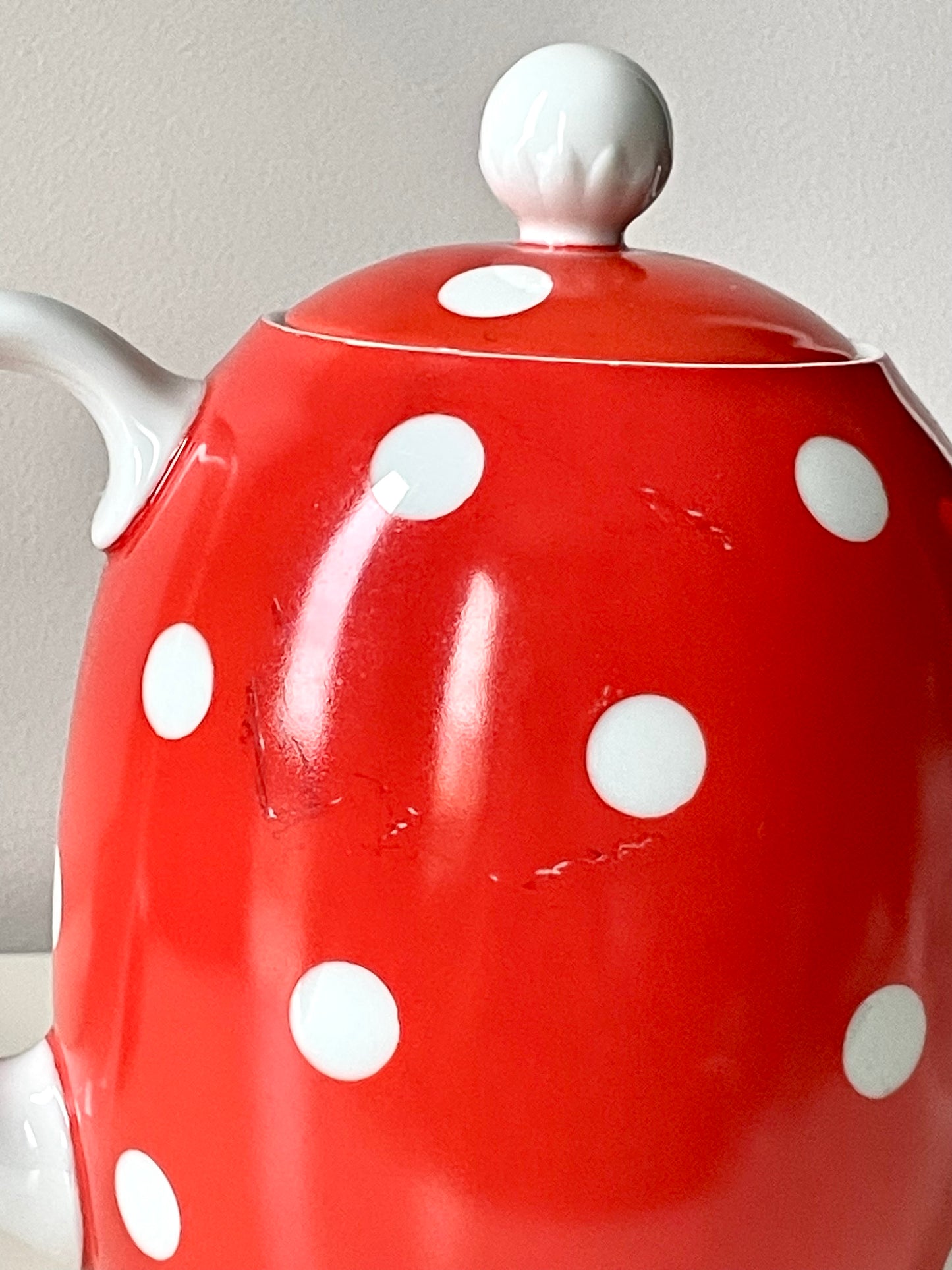 Iconic Langebraun polka dot porcelain set