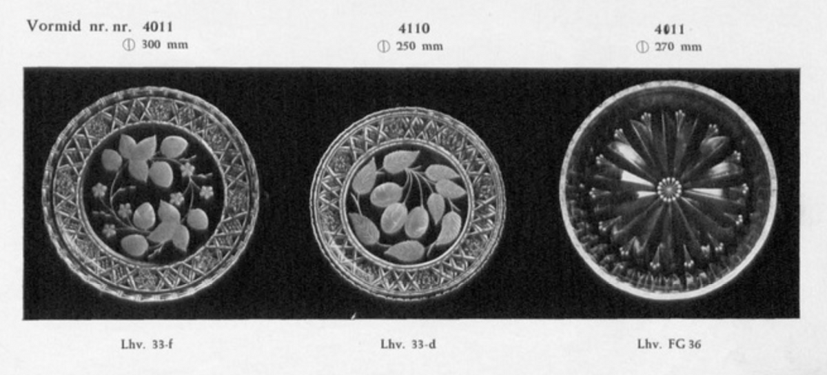 Pair of 1939s Johannes Lorup Engraved Dessert Crystal Plates